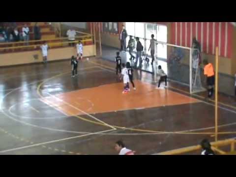 Gol de empate do time dos Metalúrgicos marcado pelo Robinho ....