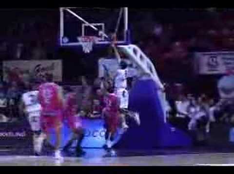 03 08-12-07 BCO-Pepinster - Sam met een snelle lay-up - goal