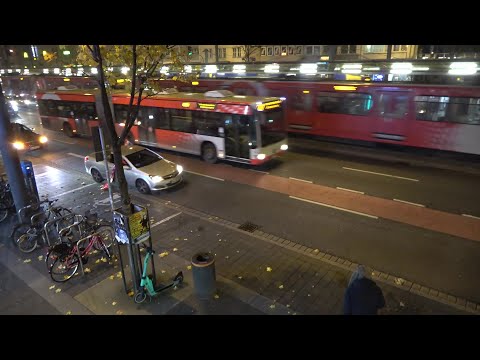 Exklusiv: PKW kollidiert mit Bus wegen Autokorso am Bonner Bertha-von-Suttner-Platz am 09.12.22