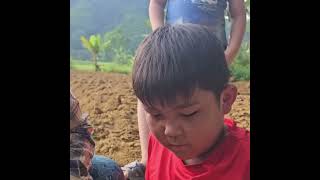 After saving two kids who fell off their bikes, Thu saw Ms  Muoi smiling happily in her new outfit