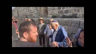 החלום הגדול של הפרופ׳ בן ה- 100 שעלה עם משפחתו הענפה להר הבית ליום הולדתו (ישיבת הר הבית) - התמונה מוצגת ישירות מתוך אתר האינטרנט יוטיוב. זכויות היוצרים בתמונה שייכות ליוצרה. קישור קרדיט למקור התוכן נמצא בתוך דף הסרטון