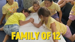 Download lagu ARM WRESTLE CHALLENGE! WHO WON! SURPRISE ENDING! MOM AND DAD OF 10! mp3
