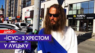"Độc lạ" Người đàn ông Mỹ ăn mặc giống Chúa Giêsu vác cây thánh giá bằng gỗ từ Warsaw đến Kiev