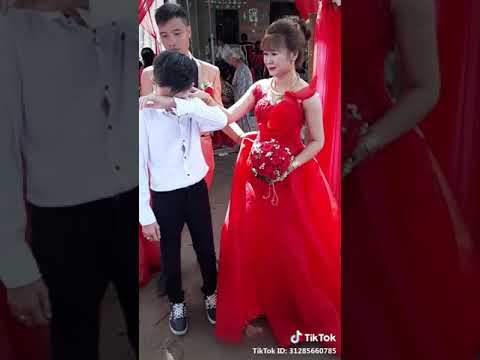 Chị đi lấy ck thằng e khóc ở đám cưới khi chị chẩn bị đi lên xe hoa