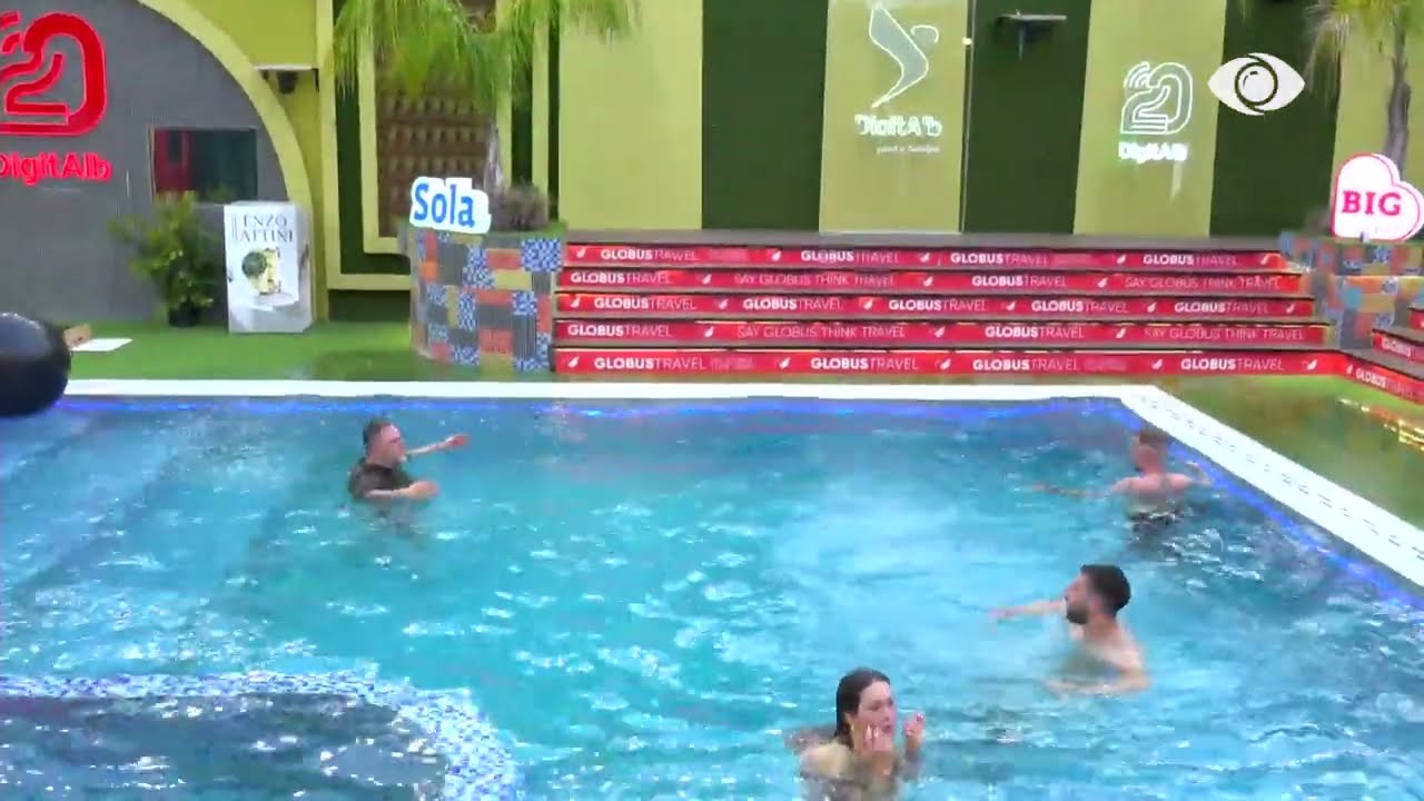 Banorët kërcejnë dhe lahen në pishinë nën ritmet e muzikës