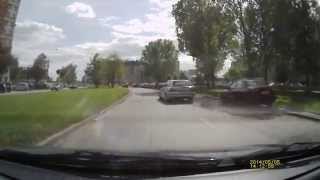 preview picture of video 'BMW - Wyprzedzanie na skrzyżowaniu i przejściu dla pieszych.'