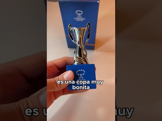 Vídeo relacionado con UEFA CL-45-HP Réplica de Trofeo Liga de Campeones, Pedestal de madera, Metal, 45 mm