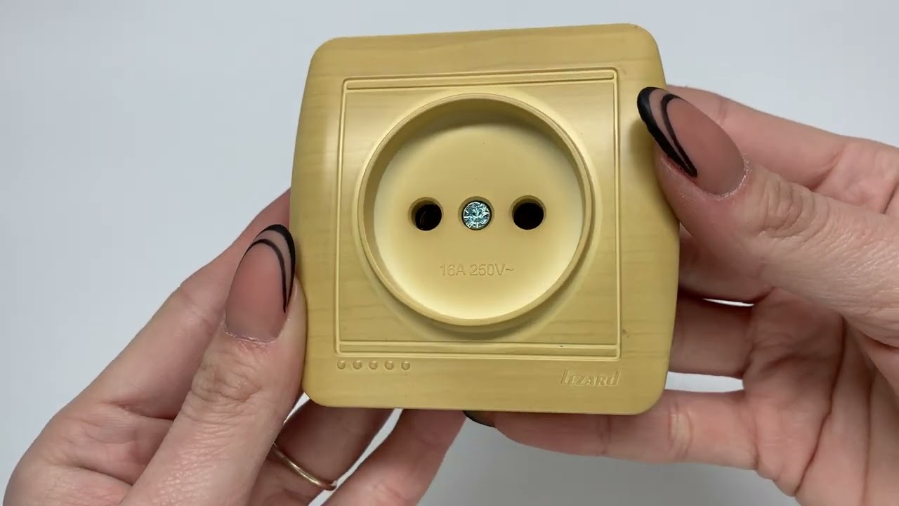 Розетка накладная одинарная б/з LEZARD Demet клен IP20 711-4700-121