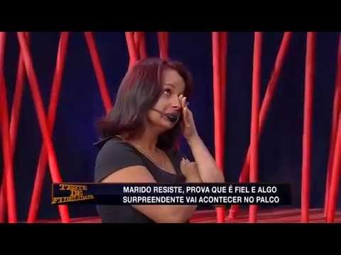 Teste de Fidelidade: Marido fiel resiste ao charme da sedutora e se declara no palco