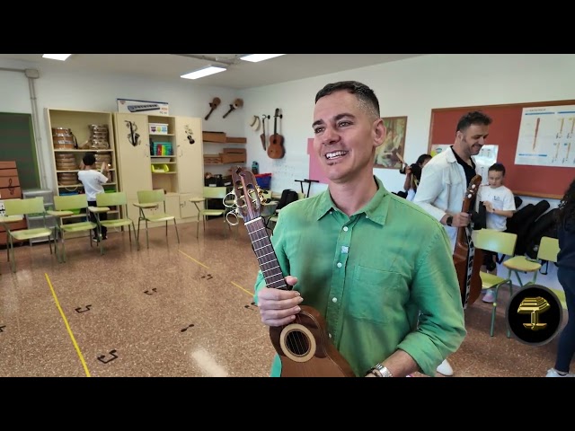 El CEIP La Viñuela homenajea al timplista Germán López dedicándole el aula de música