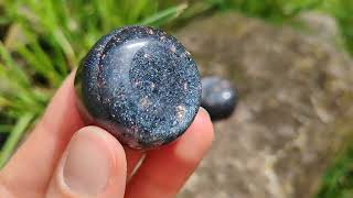 "Stříbřitý ochránce aury" - orgonit se šungitem, křišťálem a vločkami mědi