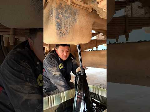 Xả dầu máy lâu ngày chưa thay - đen kịt như dải lụa vẫn cứ mãn nhãn