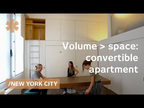 Convertible NY flat expands amid high ceilings & big windows