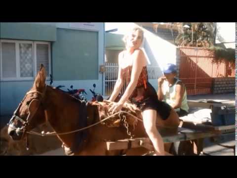 Romagaga caindo do cavalo