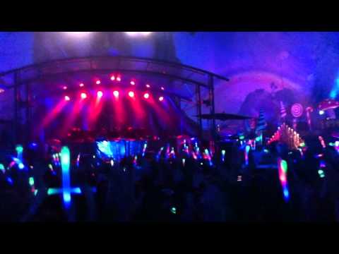 Tomorrowland 2011 Swedish House Mafia-I Can't Help Myself (Tim Mason Remix)