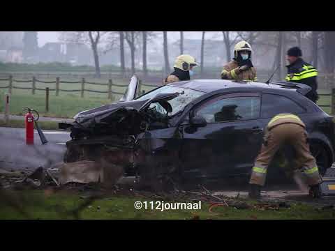 Auto botst frontaal tegen boom op de Volkelseweg in Boekel