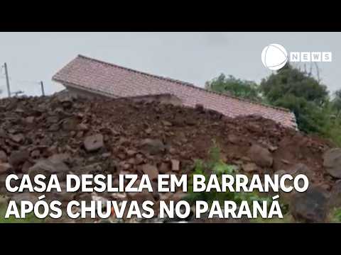 Casa desliza em barranco após chuvas no Paraná