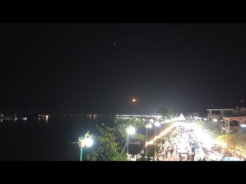 Do outro lado está o Laos @ Pessoas dançando e se divertindo (vida noturna) @ Dance To The Flying Moon @ Nong Khai na Tailândia @ noite em Nong Khai!!!