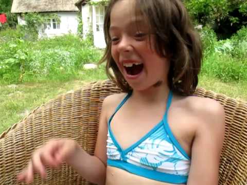 Samira doet een brulkikker na