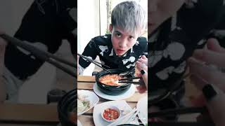 preview picture of video 'Tik tok Hót boy ik ăn mì cay cùng Ny'