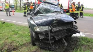 preview picture of video 'Unfall Rotenburg -- Senior in seinem Wagen eingeklemmt und schwer verletzt'