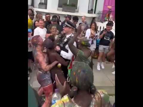 Inglaterra. Inmigrantes extranjeros bailando con policía