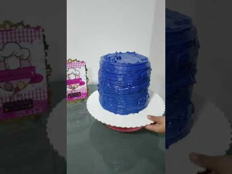 Decoración de torta con crema y detalles en fondant, temática Ingeniero Civil
