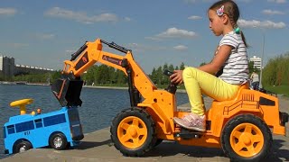 Download lagu Sofia Rescues Tayo the Little Bus on the Playground for children on Kids Tractor mp3 Download lagu Sofia Rescues Tayo the Little Bus on the Playground for children on Kids Tractor mp3