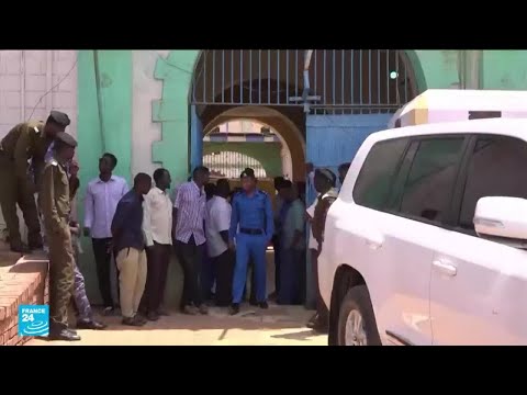 فرار مسؤولين في نظام الرئيس السوداني السابق عمر البشير من سجن كوبر بالخرطوم