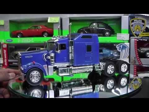 Review 1:32 / Kenworth W900 Aerocab, by New Ray.