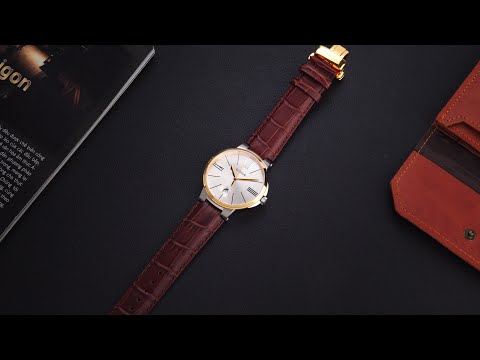 Review đồng hồ Doxa 131.60.022.02 các kim chỉ màu vàng nổi bật trên nền kính Sapphire