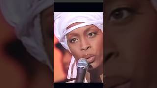 Erykah Badu performs "Bag Lady" (2000)