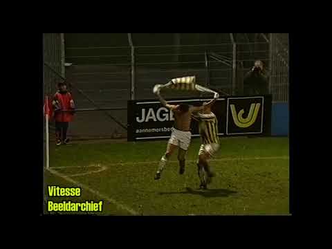 vd Brom gooit shirt v Arum in het publiek ✮ Seizoen 1992-1993 ✮ Vitesse Beeldarchief