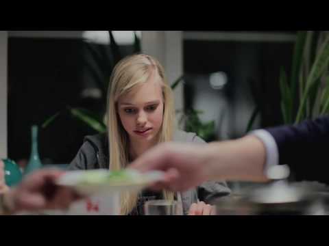 reklam - RFSL ungdom 
jag är den som ler vid middagsbordet. 