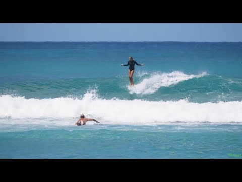 Longboard Segment / Haley Otto Noseriding in Waikiki - Freesurf Magazine