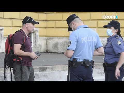 Robert Schwarz razapeo je izmedju dva rasvjetna stupa platno s natpisom Korona prevara