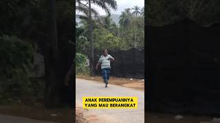 Download lagu momen haru ketika ayah berlari saat mau kasih uang untuk anaknya ‼️‼️ #ayah #haru #merantau #nangis mp3