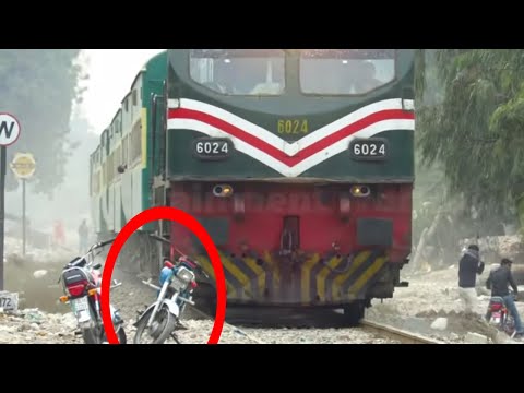 Train Hit Bike! Fastest AGE-30 Train Accident Bike Faisalabad | Live Train Accident Pakistan Railway