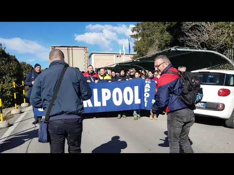WHIRLPOOL: Lavoratori senesi e napoletani manifestano per strada a Siena