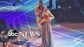Barbra Streisand Performs 'Climb Every Mountain' With Jamie Foxx