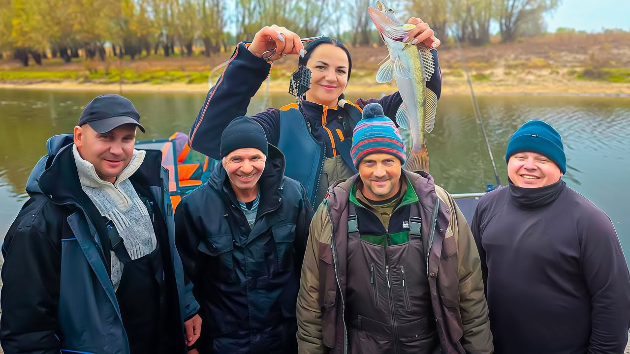 Рыбацкое братство заняло двухэтажный коттедж. Рыбачим с трёх лодок на осенн?