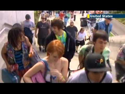 US pot lovers praise peacenik police: Seattle police officers hand out Doritos munchies at Hempfest