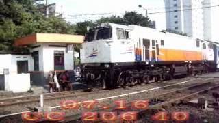 preview picture of video 'Kereta Api di PJL 8 Stasiun Surabaya Gubeng [30 Maret 2014]'
