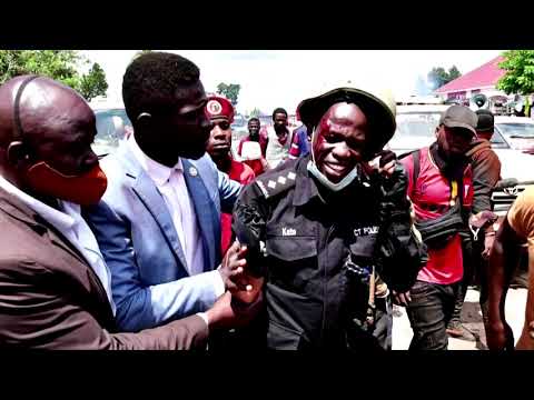 烏干達在催淚彈和暴力中開展葡萄酒運動 (Uganda's Wine campaigns amid teargas and violence)