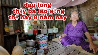 Nể phục Bà lão 8 năm sống trong căn chòi chật hẹp phải nuôi con bệnh thật xót xa