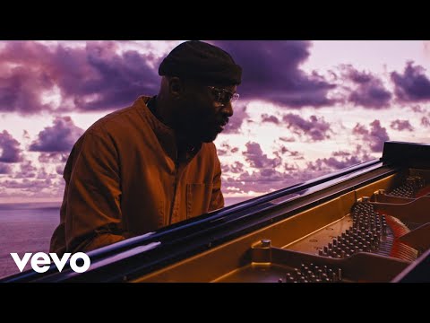 Alexis Ffrench - Golden (Performance Video)