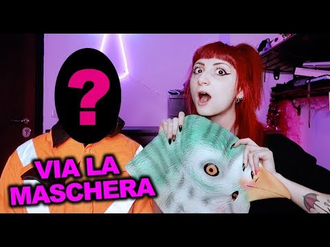 Riempitura della maschera di persona Affronti la cura di una ruga su una fronte