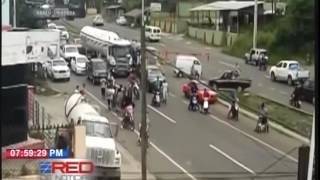 Jóvenes detienen tránsito en autopista Duarte por una carrera de motores