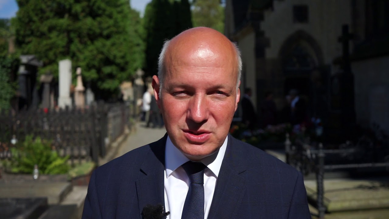 Jmenování vlády s podporou komunistů v den popravy Milady Horákové