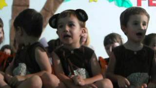 preview picture of video 'Bernardo cantando na festa de encerramento da escola Mundo Feliz/2012'